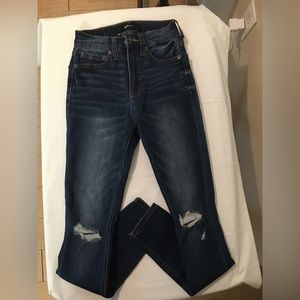 Junior’s jeans jeggings with a distressed knee